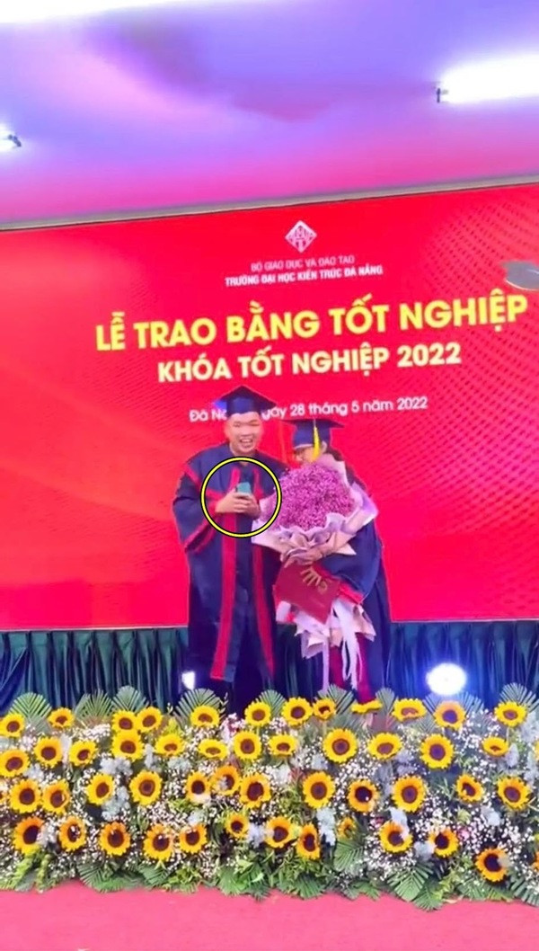 Cụ thể, tranh thủ sân khấu đặc biệt khi người yêu nhận xong bằng tốt nghiệp, nam chính đã nhanh chóng bước lên chúc mừng và lấy ra chiếc nhẫn, quỳ gối xuống trước mặt người con gái mình yêu trong sự chứng kiến của rất nhiều người.