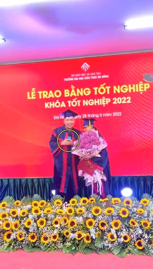 Cụ thể, tranh thủ sân khấu đặc biệt khi người yêu nhận xong bằng tốt nghiệp, nam chính đã nhanh chóng bước lên chúc mừng và lấy ra chiếc nhẫn, quỳ gối xuống trước mặt người con gái mình yêu trong sự chứng kiến của rất nhiều người.