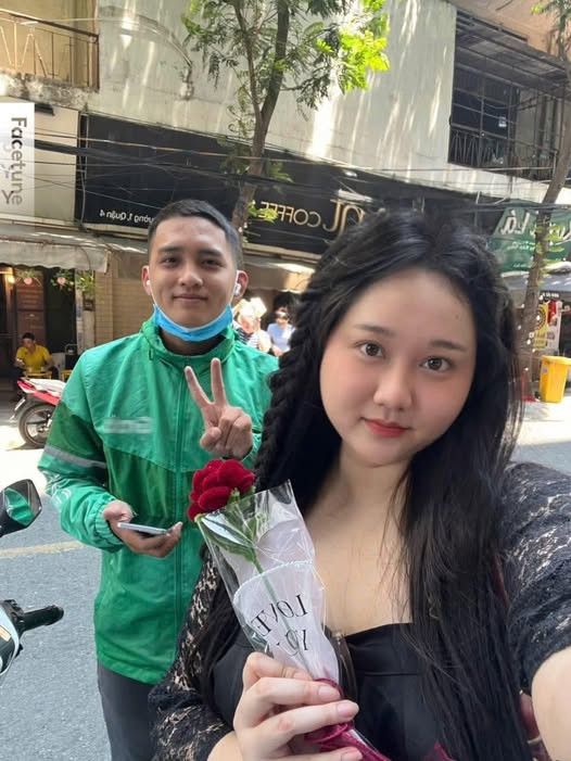 Vì tăng cân đột ngột, thế nên Trúc Anh còn gặp những vấn đề như rạn da nghiêm trọng, rụng tóc, mụn...