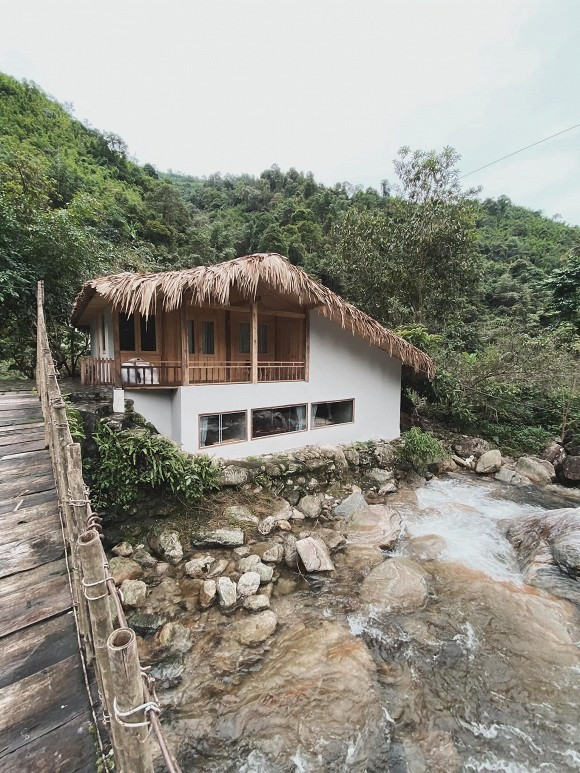 Cảnh núi rừng hoang sơ với không khí trong lành và view từ đỉnh núi nhìn xuống thung lũng ruộng bậc thang, xa xa là núi non trùng điệp đủ mọi nơi để "sống ảo" khiến người đẹp mê đắm.