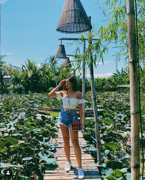 Trước đó trên trang cá nhân của mình, Tiên Nguyễn không ít lần khiến dân mạng phải trầm trồ với những khoảnh khắc check-in tại các điểm du lịch từ sang chảnh cho đến bình dân.