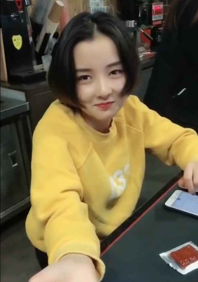 Hiện tại, trang weibo của cô nàng vẫn sở hữu lượng người theo dõi cao nhưng bài đăng gần nhất của Đóa Nhi cũng đã cách đây 10 tháng.