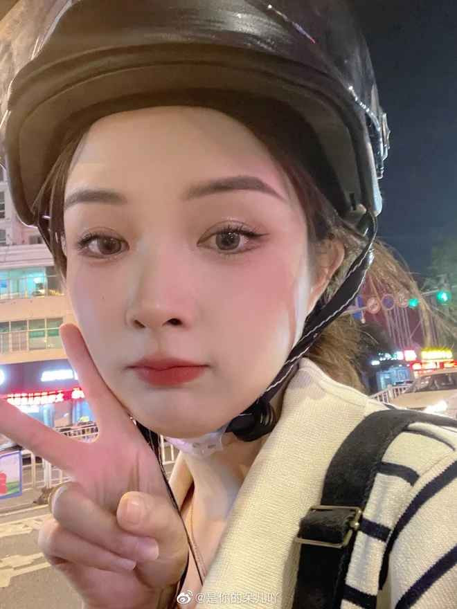 Đóa Nhi sinh năm 1999, đến từ thành phố Tây An, tỉnh Thiểm Tây (Trung Quốc). Sau khi bất ngờ nổi tiếng cô nghỉ việc ở quán net cũ, chuyển hướng sang làm người mẫu ảnh tự do và hiện tượng mạng.