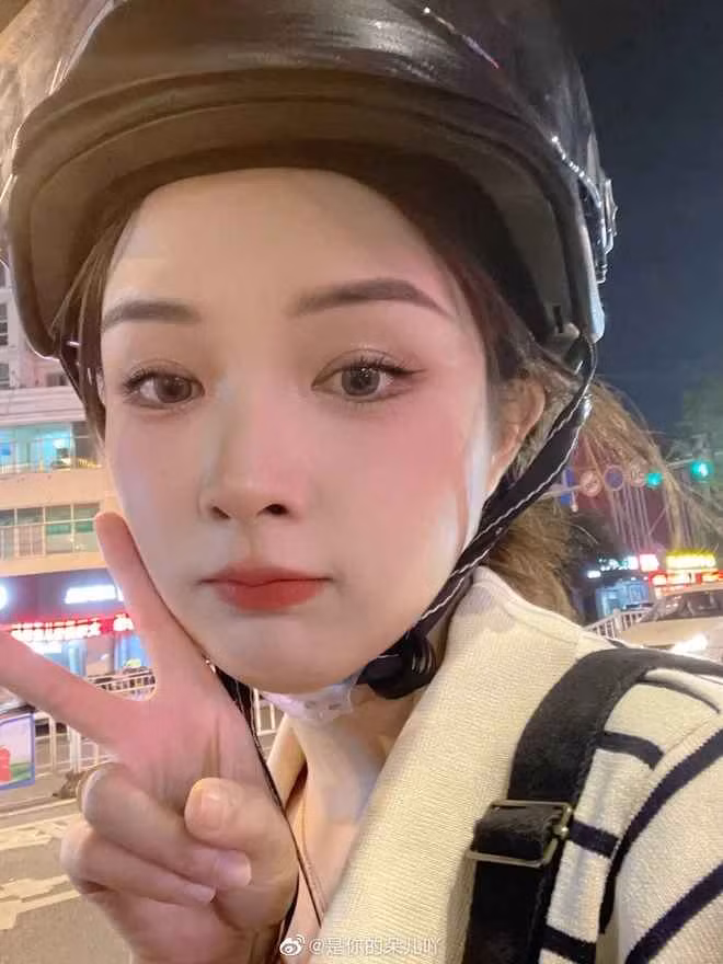 Đóa Nhi sinh năm 1999, đến từ thành phố Tây An, tỉnh Thiểm Tây (Trung Quốc). Sau khi bất ngờ nổi tiếng cô nghỉ việc ở quán net cũ, chuyển hướng sang làm người mẫu ảnh tự do và hiện tượng mạng.