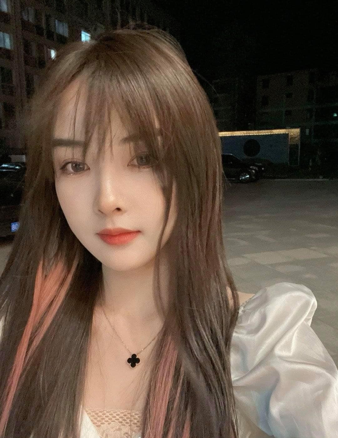 Trên trang TikTok của cô thường xuyên xuất hiện hình ảnh của một chàng trai lạ. Anh chàng này thường hay gọi Đóa Nhi là "vợ".