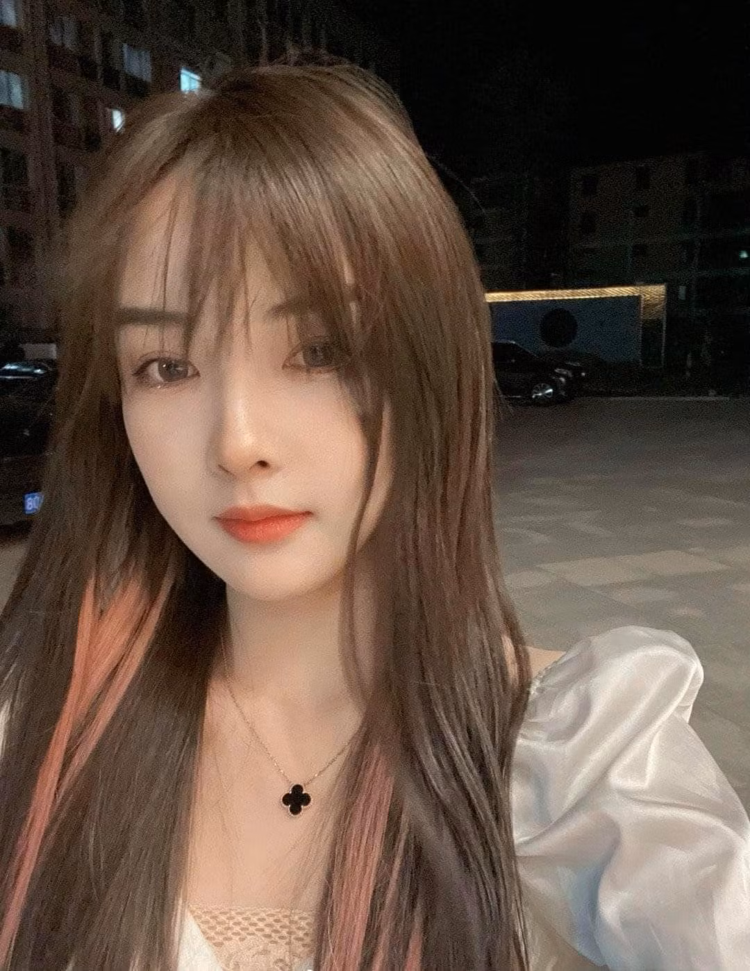 Trên trang TikTok của cô thường xuyên xuất hiện hình ảnh của một chàng trai lạ. Anh chàng này thường hay gọi Đóa Nhi là "vợ".