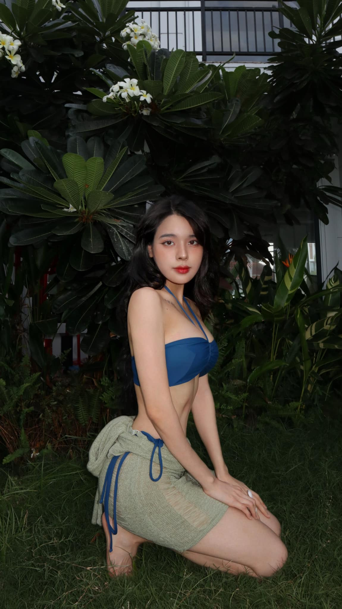 Mẫu áo tắm cổ yếm dây buộc giúp tôn được vóc dáng đồng hồ cát củaTrần Bích Hạnh.