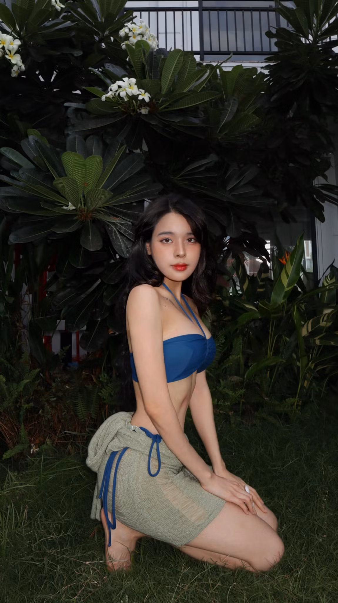 Mẫu áo tắm cổ yếm dây buộc giúp tôn được vóc dáng đồng hồ cát củaTrần Bích Hạnh.