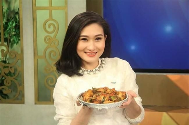 Cô nàng đặc biệt thứ 2 tại dẫn chương trình tại “vũ trụ VTV” không dùng tên thật chính là MC Sa Tế. Cũng giống như Huyền Trang, nữ MC cũng là một trong những MC đời đầu của chương trình “Bữa trưa vui vẻ”.