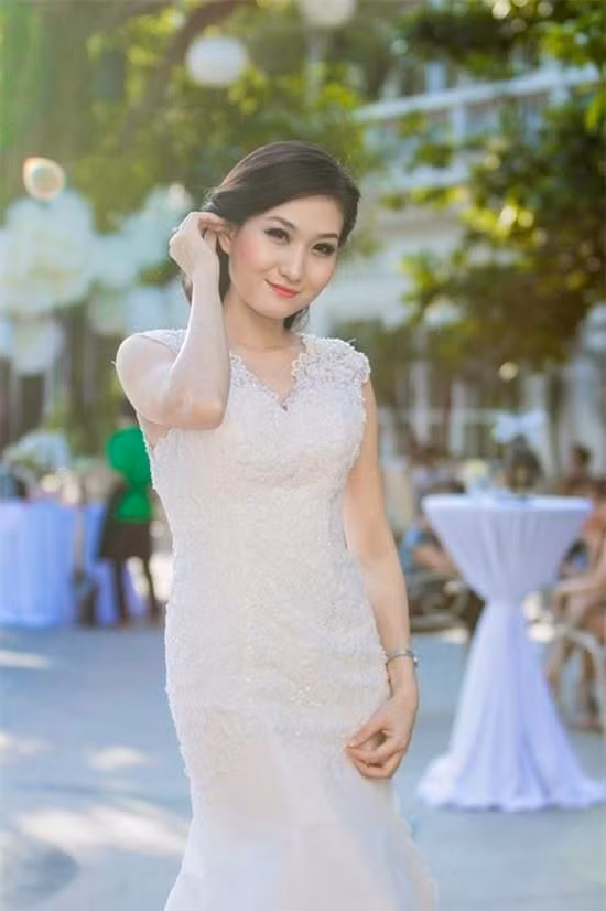 Sa Tế tên thật là Ngô Thanh Huyền và được khán giả biết đến qua những vai diễn ấn tượng như “Có lẽ bởi vì yêu”, “Nhà có nhiều cửa sổ 2″… Đặc biệt là vai Bích cô nàng đanh đá chua ngao trong“Nhật kí Vàng Anh” phần 1.