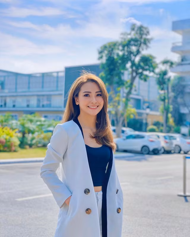 Với vẻ ngoài xinh đẹp cùng thân hình cân đối, nữ MC Mù Tạt của “Bữa trưa vui vẻ” còn thử sức mình với ca hát và diễn xuất. Một trong số đó là vai cô tiểu thư “ngáo đá” Đồng Lan trong phim truyền hình “Mê cung” khiến khán giả “dở khóc dở cười”.