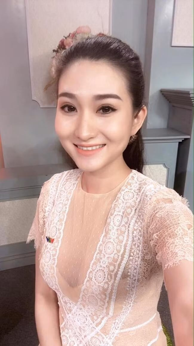 Sau hàng loạt vai diễn, Thanh Huyền lại với vai trò MC nhà đài khiến rất nhiều người bất ngờ. Tuy nhiên cùng với sự học hỏi, trau dồi kiến thức cùng lối dẫn dắt tự thiên, thông minh, gái xinh được rất nhiều khán giả VTV yêu thích.