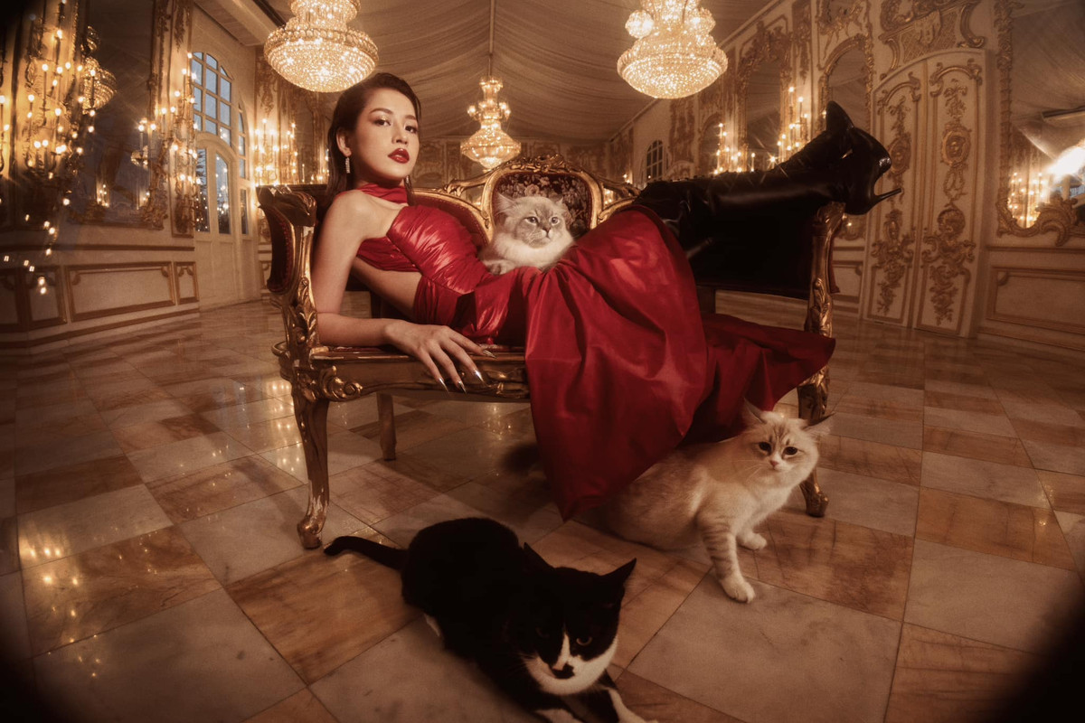 Chuyên mục "Góc nhìn văn hóa" VTV từng bàn luận điều này trong chủ đề: “Xóa bỏ ca khúc phản cảm: Quyền lực trong tay khán giả. “Cô gái này lần nào ra mắt sản phẩm âm nhạc cũng đều gây bão dư luận, đáng tiếc không phải khen mà là những bình luận tiêu cực. Nhiều nhà báo mảng âm nhạc nhận định: Một MV có nhạc gợi dục, phản cảm với ca từ dung tục, sáo rỗng. Thậm chí nhạc sĩ thốt lên: Đây là rác".