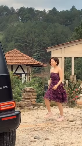 Từ đây, dân tình bắt đầu đồn đoán hot girl Trâm Anh có người yêu đại gia.