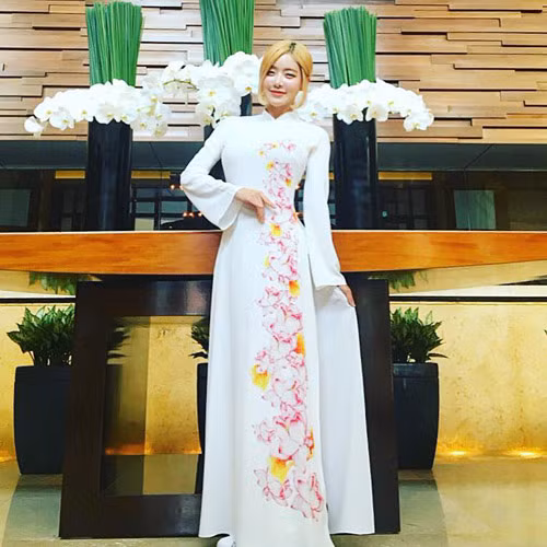 Video DJ Soda mặc áo dài dạo phố đêm Hà Nội được đăng tải mới đây nhận được nhiều lời khen.