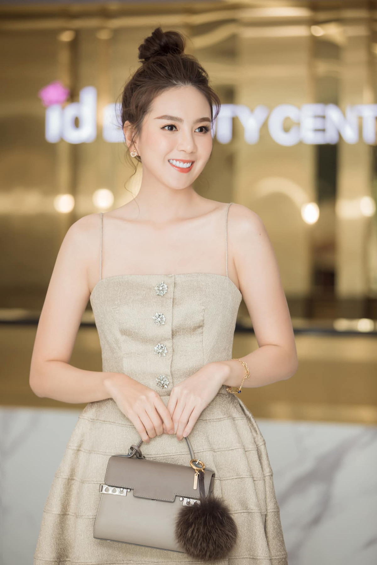 Có thể hiểu, Mai Ngọc đang muốn nhấn mạnh vẻ đẹp của phụ nữ. Người phụ nữ luôn đẹp dù ở bất kì độ tuổi nào.