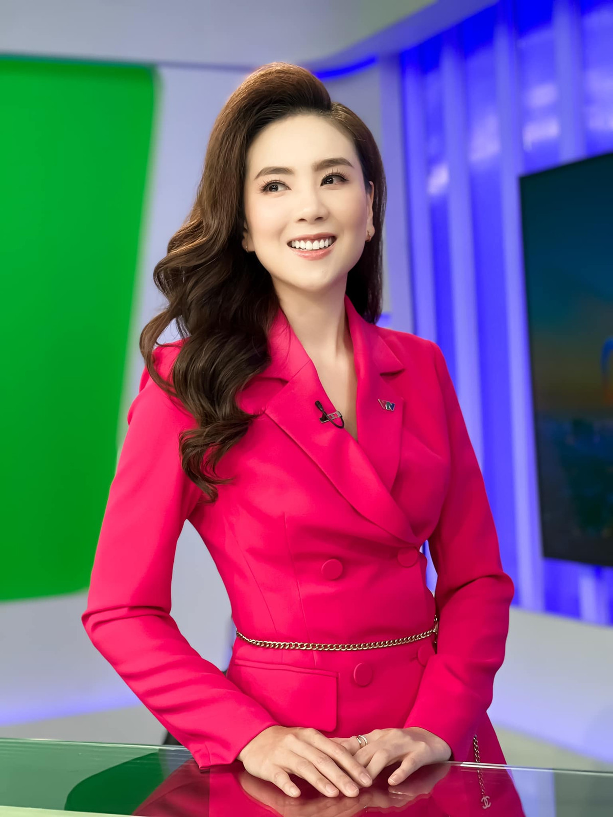 Cụ thể, Mai Ngọc đang diện một chiếc đầm đen gợi cảm, gương mặt xinh đẹp, dịu dàng trên tay cầm ly rượu.