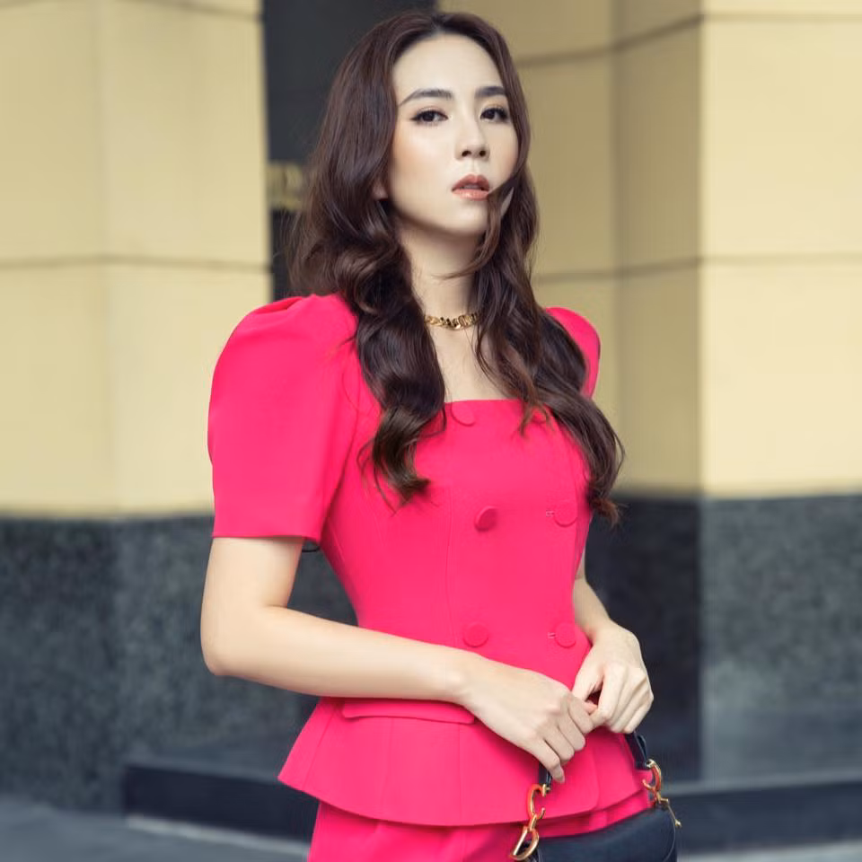 Trước khi trở thành thành viên của VTV, BTV Mai Ngọc từng nổi tiếng khi mới 14 tuổi cô nàng đã nhiều lần xuất hiện trên mặt báo với vai trò người mẫu ảnh cho Hoa Học Trò và 2! ngày xưa.