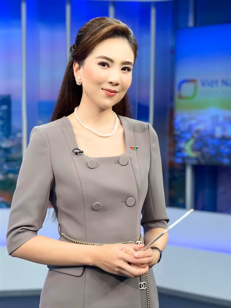 Mai Ngọc được mệnh danh là " MC đẹp nhất VTV" bởi sở hữu vẻ ngoài xinh đẹp, lối dẫn thanh lịch nhẹ nhàng.