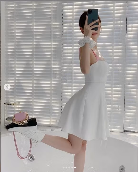 Hàng loạt fan bày tỏ sự ngưỡng mộ: "Bá đạo quá chị yêu ơi", "Cho thử đôi tổ ong lên thì ok chứ guốc em chịu", "quá đỉnh", "rời chị mình nay tạo dáng đỉnh dữ", "Lại có trend mới cho giới trẻ rồi"...