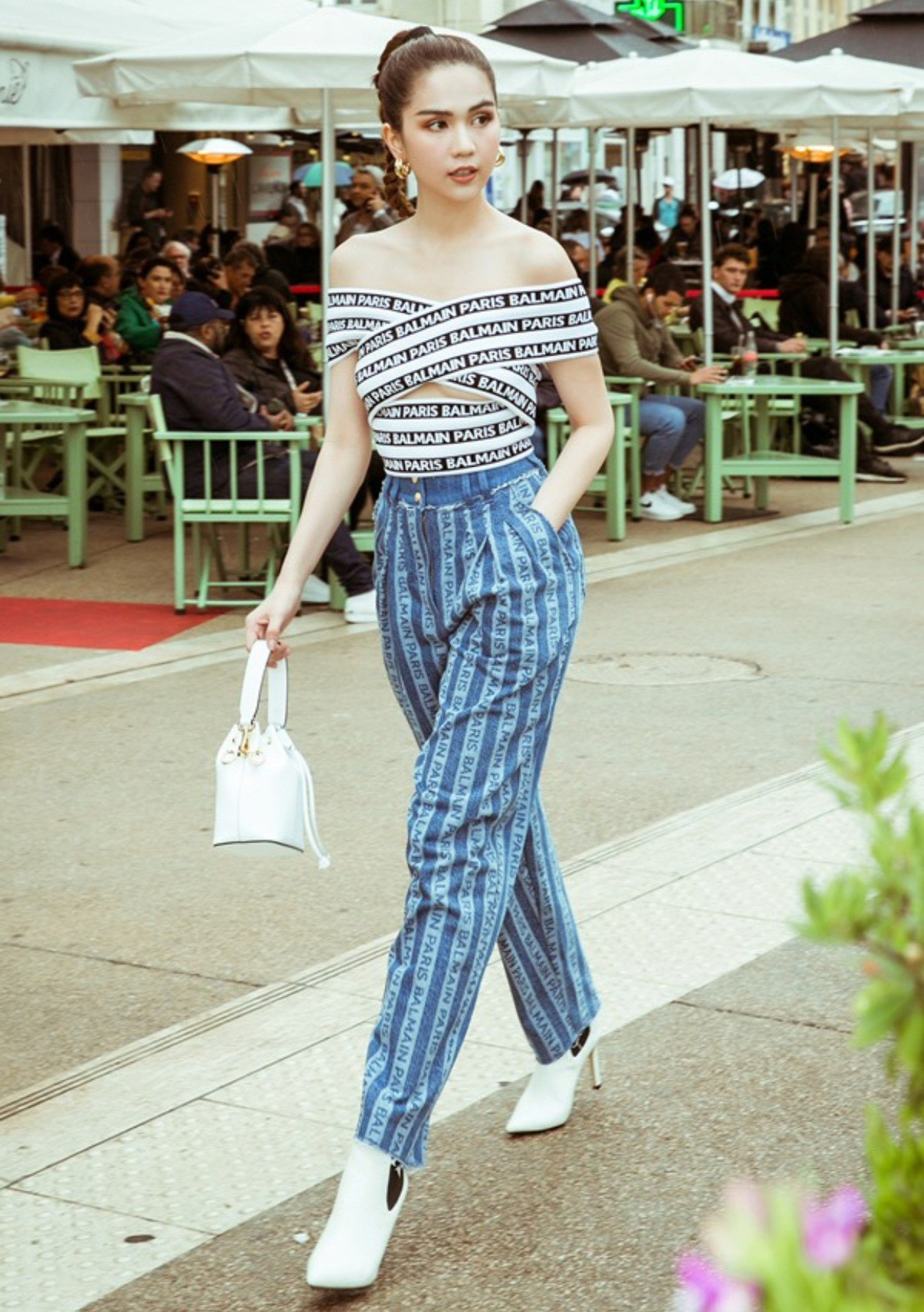 Cũng có lúc, Ngọc Trinh chẳng cần tạo dáng gì nhiều mà chỉ với khoảnh khắc xuống xe "sương sương" thế này thôi cũng đủ để hút mắt người nhìn.