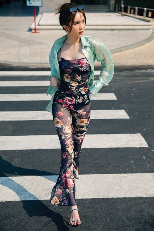 Khi chưa có hot trend tạo dáng mới, Ngọc Trinh cũng có tới vô số kiểu tạo dáng để khoe outfit lộng lẫy cùng những phụ kiện hàng hiệu của mình.