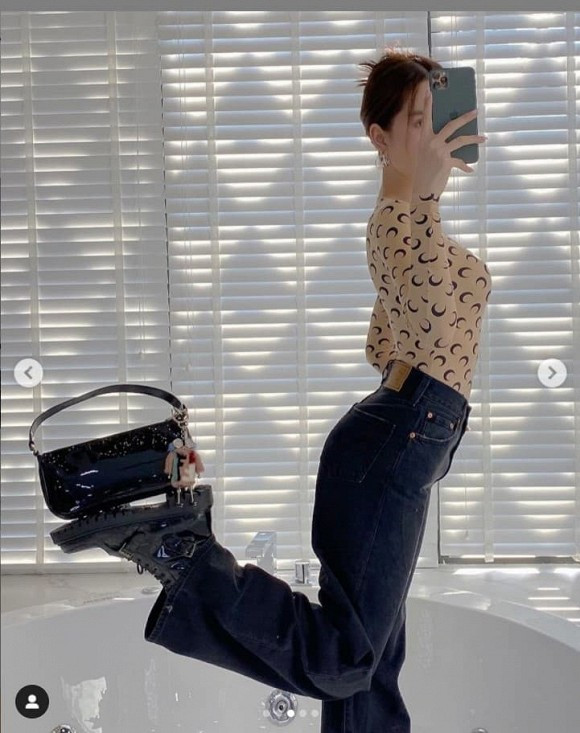 Theo nhận xét của nhiều người thử thách mà "nữ hoàng nội y" mới tham gia khá khó. Đặc biệt là giữ cho túi hàng hiệu không bị rơi xuống.