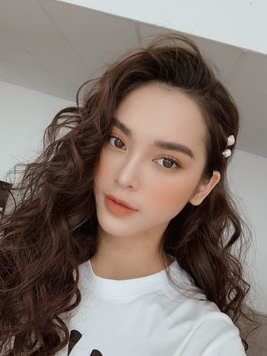 Công việc bận rộn, song vì là người của công chúng, thường xuyên xuất hiện trên truyền hình lẫn chụp hình sản phẩm, Quỳnh Lương rất chú trọng ăn kiêng, tập thể thao để giữ dáng.