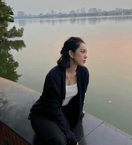 Bên cạnh đó, nữ diễn viên 9X còn cho biết trong thực đơn của mình cô hạn chế đồ ngọt, giảm dầu mỡ gây béo, đường, muối mặn, thay tinh bột gạo bằng khoai lang.