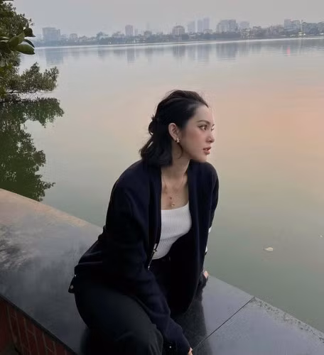 Bên cạnh đó, nữ diễn viên 9X còn cho biết trong thực đơn của mình cô hạn chế đồ ngọt, giảm dầu mỡ gây béo, đường, muối mặn, thay tinh bột gạo bằng khoai lang.