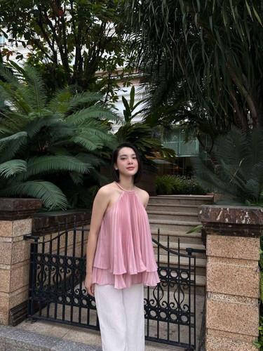 Ăn uống là một phần trong công cuộc giữ nhan sắc nhưng Quỳnh Lương cũng không quên tập luyện. Gái xinh 9X này thường tự tập plank để vòng hai thon gọn và ít mỡ hơn.