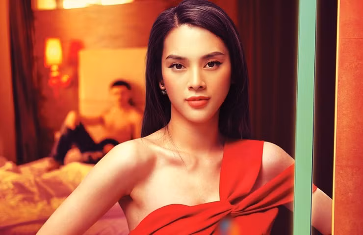 Quỳnh Lương (sinh năm 1995, quê Phú Thọ) làm mẫu ảnh, diễn viên. Cô từng gây chú ý với nhiều vai diễn trên sóng truyền hình trong thời gian qua như: "Gara hạnh phúc", "Đừng làm mẹ cáu",....