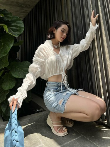 Đáng chú ý hơn, Quỳnh Lương cũng tập thói quen lưng thẳng, ngực ưỡn và hóp chặt bụng khi ngồi.