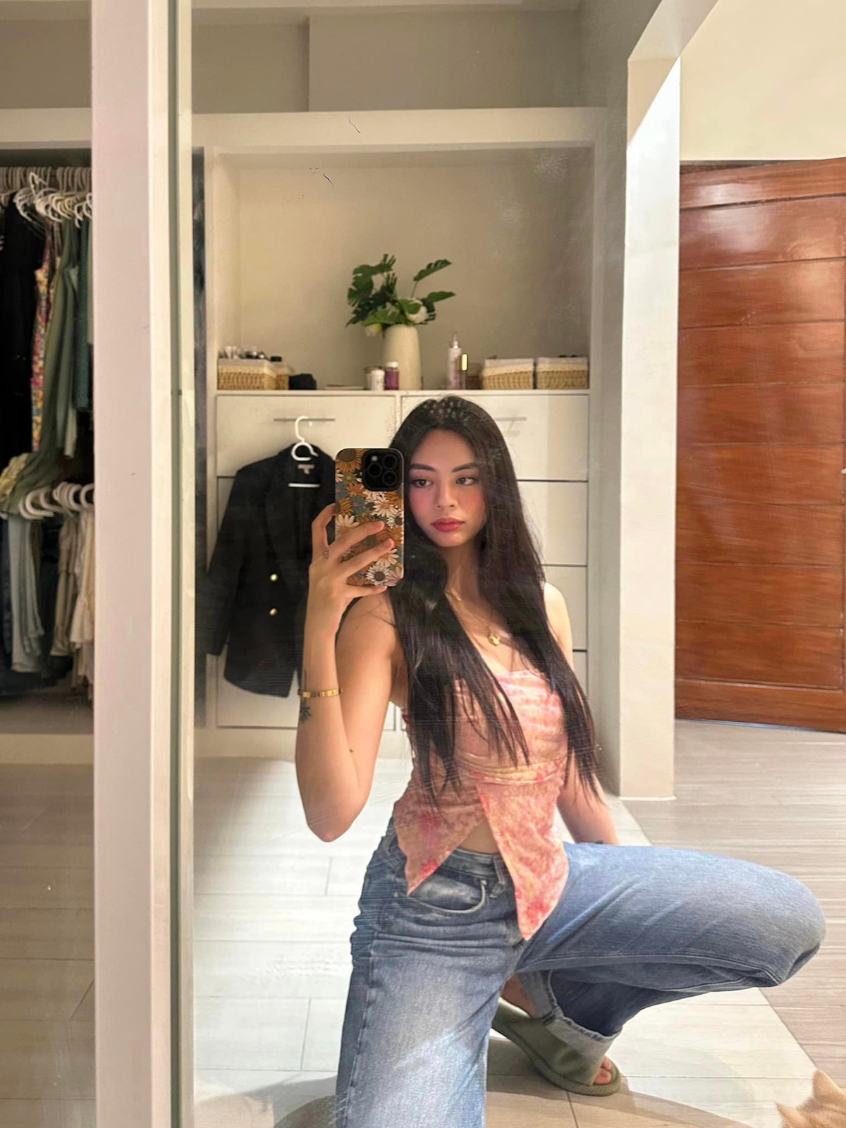 Hàng tuần, Camille còn tranh thủ đến phòng gym tập luyện cùng HLV riêng.