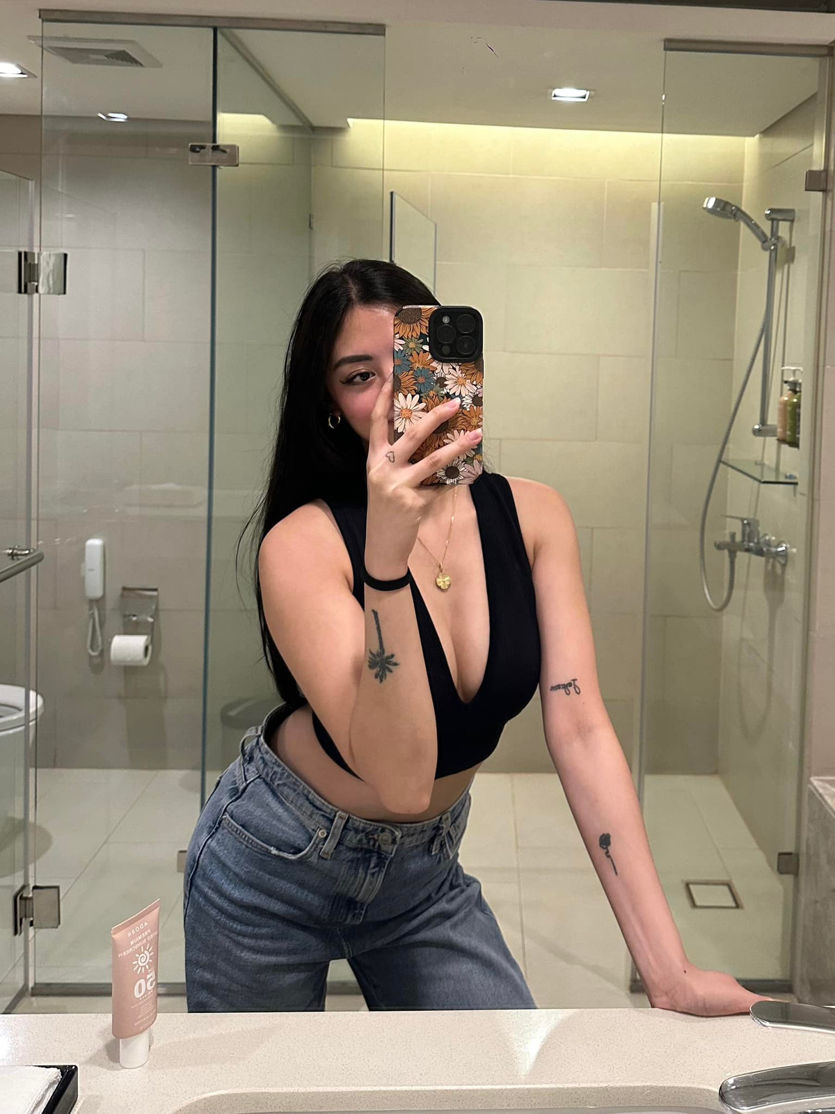 Với lợi thế ngoại hình của mình, Camille tự tin lăng xê nhiều xu hướng thời trang hot.