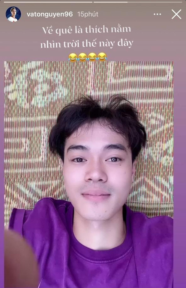Cũng giống như Văn Hậu, Nguyễn Văn Toàn về quê để nghỉ ngơi sau những ngày cùng các đồng đội là cầu thủ Việt Nam chinh chiến. "Chủ tịch" selfie một tấm tiết lộ sở thích giản dị là nằm nhìn trời.