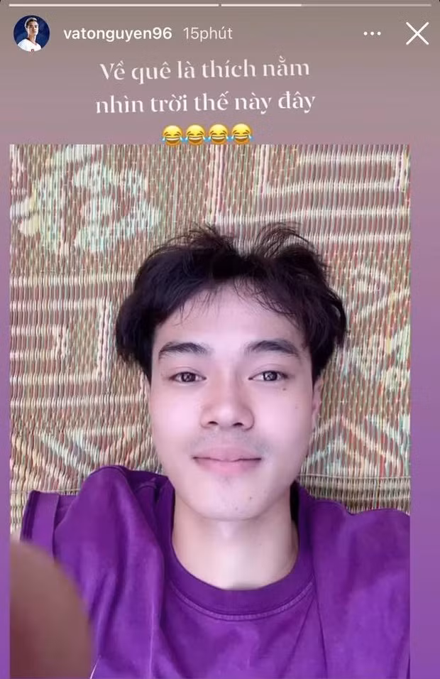 Cũng giống như Văn Hậu, Nguyễn Văn Toàn về quê để nghỉ ngơi sau những ngày cùng các đồng đội là cầu thủ Việt Nam chinh chiến. "Chủ tịch" selfie một tấm tiết lộ sở thích giản dị là nằm nhìn trời.