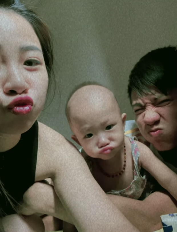 Sau những ngày xa cách, Văn Đức cũng có khoảnh khắc dễ thương cùng vợ và con gái - Dâu Tây.