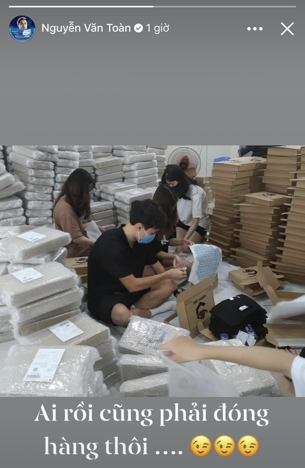 Ngoài thời gian tĩnh dưỡng, Văn Toàn cũng tranh thủ đóng hàng là những chiếc áo để chuẩn bị gửi ship cho các fan.