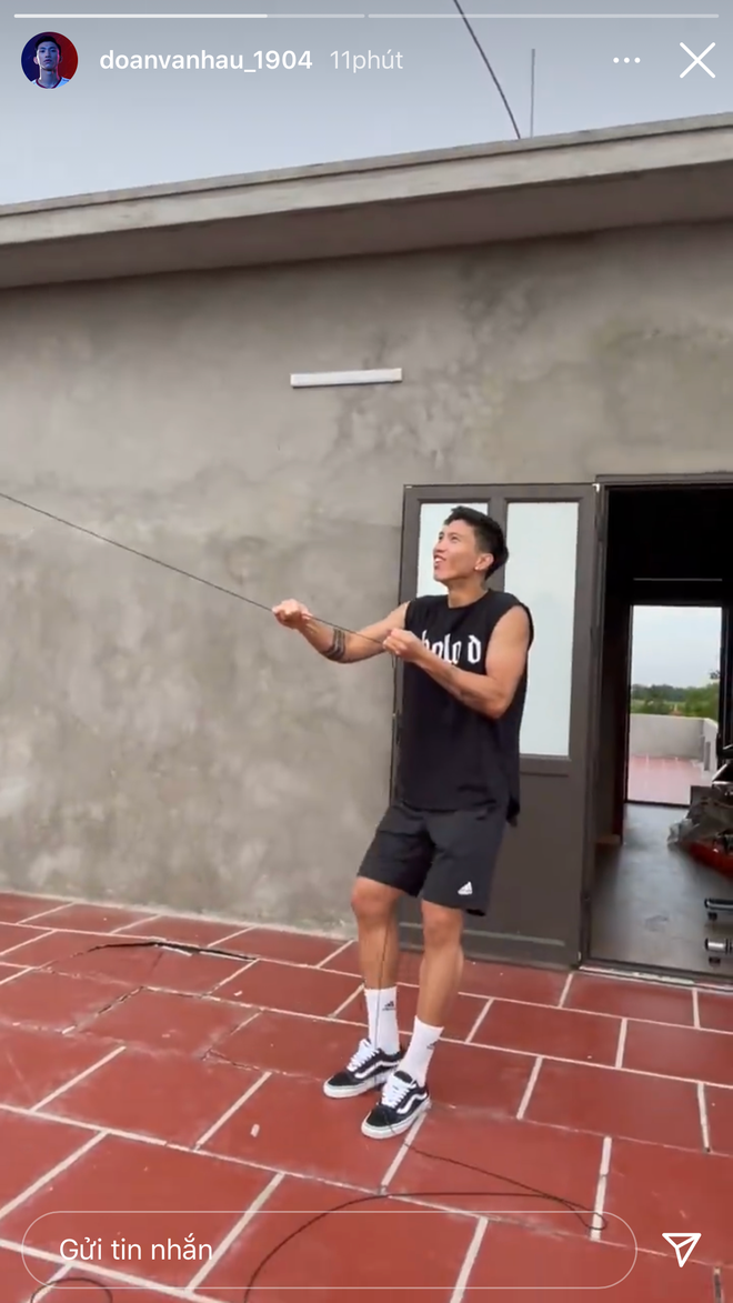 Chàng cầu thủ đội tuyển Việt Nam quay lại trò chơi tuổi thơ, cứ chiều chiều là thả diều. Đương nhiên, Đoàn Văn Hậu vẫn duy trì phong độ "mlem mlem" mọi lúc mọi nơi.