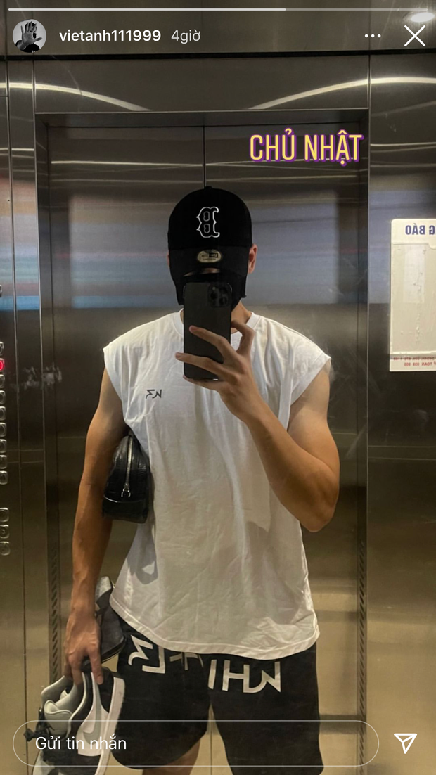 Bùi Hoàng Việt Anh check-in cơ bắp cuồn cuộn, trên tay lại cầm đôi giày.