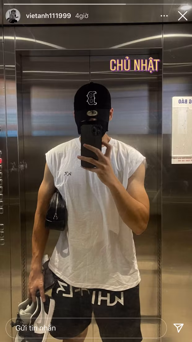 Bùi Hoàng Việt Anh check-in cơ bắp cuồn cuộn, trên tay lại cầm đôi giày.