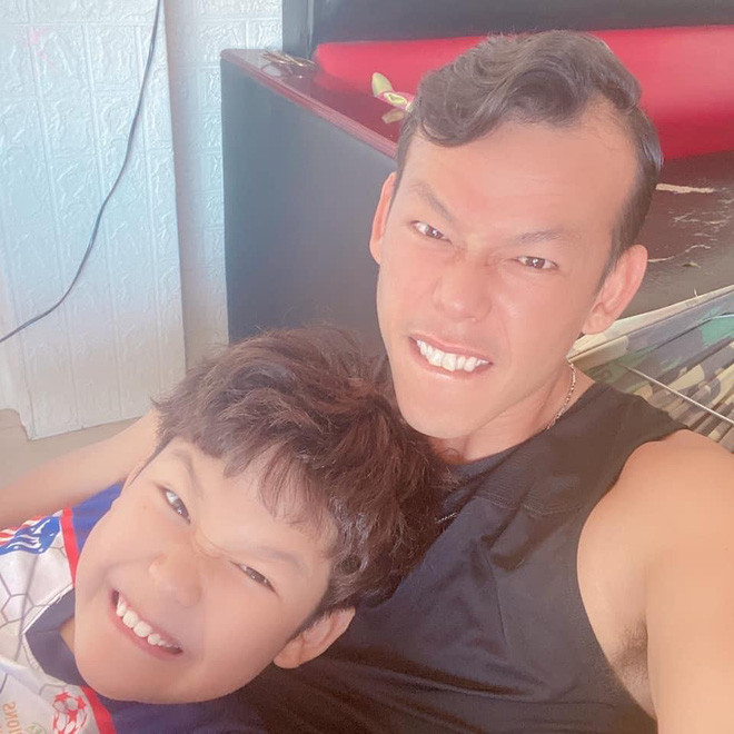 Thủ môn Bùi Tấn Trường quây quần bên vợ và gia đình trước khi ra Hà Nội hội quân cùng CLB Hà Nội.