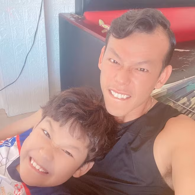 Thủ môn Bùi Tấn Trường quây quần bên vợ và gia đình trước khi ra Hà Nội hội quân cùng CLB Hà Nội.