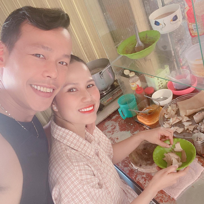 Bà xã Tấn Trường không quên trổ tài bếp núc, chăm sóc chồng cho bõ những ngày tập luyện và thi đấu xa nhà.