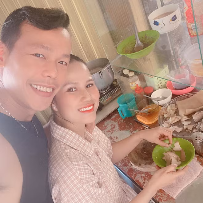 Bà xã Tấn Trường không quên trổ tài bếp núc, chăm sóc chồng cho bõ những ngày tập luyện và thi đấu xa nhà.