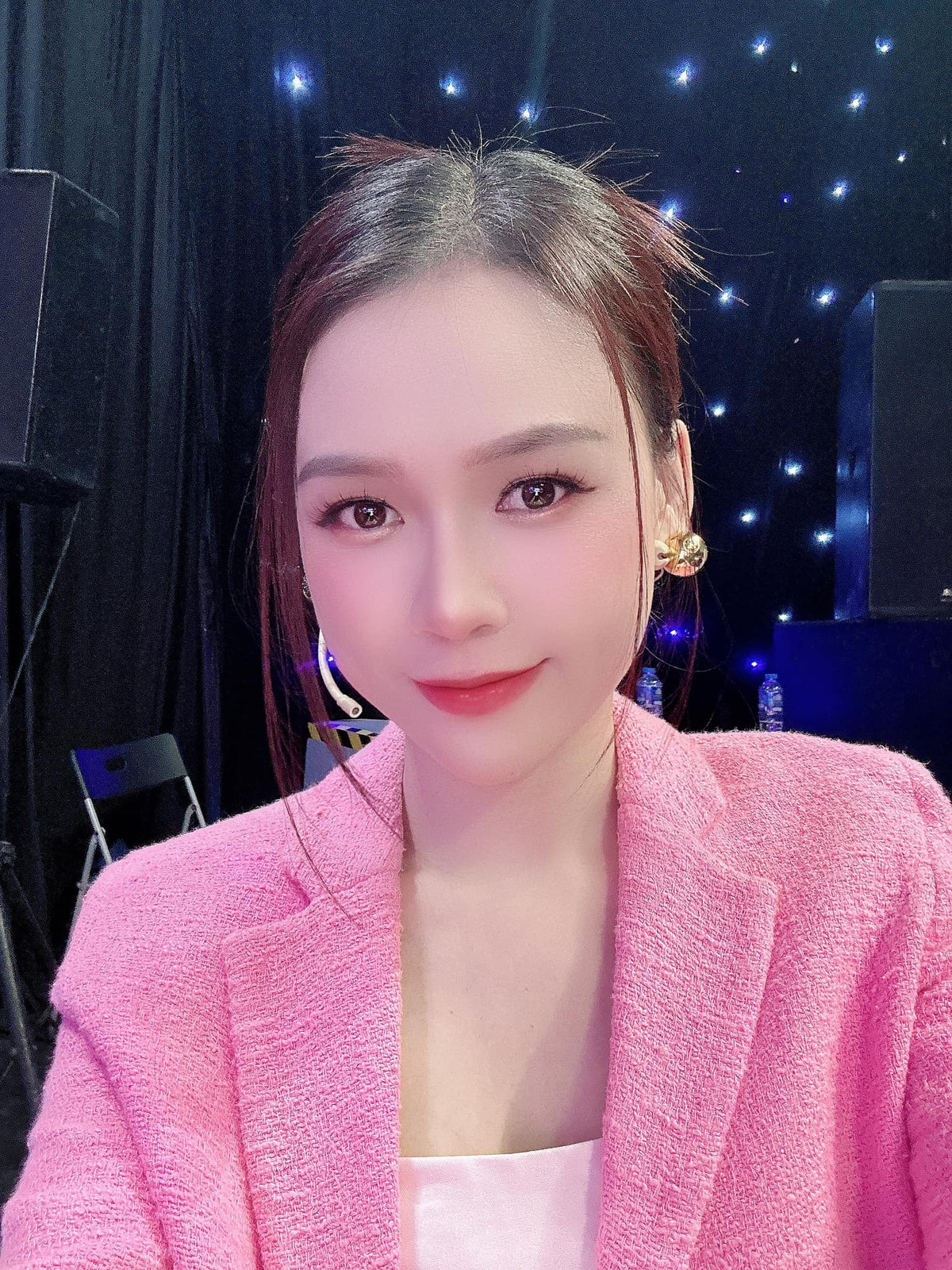 Ngoài mẹ, Sam cũng hay tâm sự, chia sẻ với bạn trai. Anh ấy là một người rất hiểu chuyện và hỗ trợ Sam về mọi mặt, đặc biệt là tinh thần", người đẹp 50 tỷ chia sẻ.