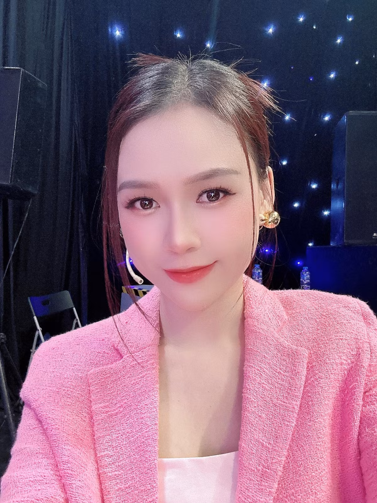 Ngoài mẹ, Sam cũng hay tâm sự, chia sẻ với bạn trai. Anh ấy là một người rất hiểu chuyện và hỗ trợ Sam về mọi mặt, đặc biệt là tinh thần", người đẹp 50 tỷ chia sẻ.