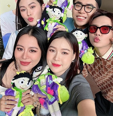 "Mặt bầu bĩnh chứ người vẫn mảnh mai mà các bạn", "Bé vẫn đẹp nha bé ơi", "Mặt tròn nhìn lạ nhưng phúc hậu nè", "Dạo này đúng là thấy cô ấy tăng cân, mặt tròn má phính hẳn"... là những bình luận của người hâm mộ dưới video của Sam.