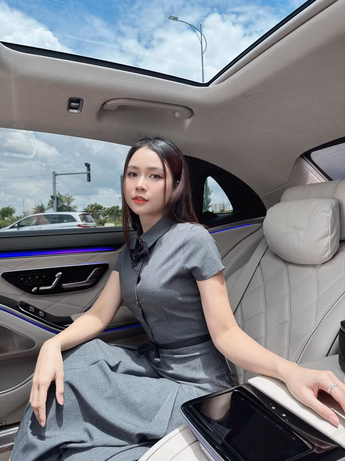 Sam tên thật là Nguyễn Hà My, là một trong những hot girl nổi tiếng đời đầu của Việt Nam. Sau đó, cô lấn sân sang diễn xuất, làm MC và gặt hái nhiều thành công.